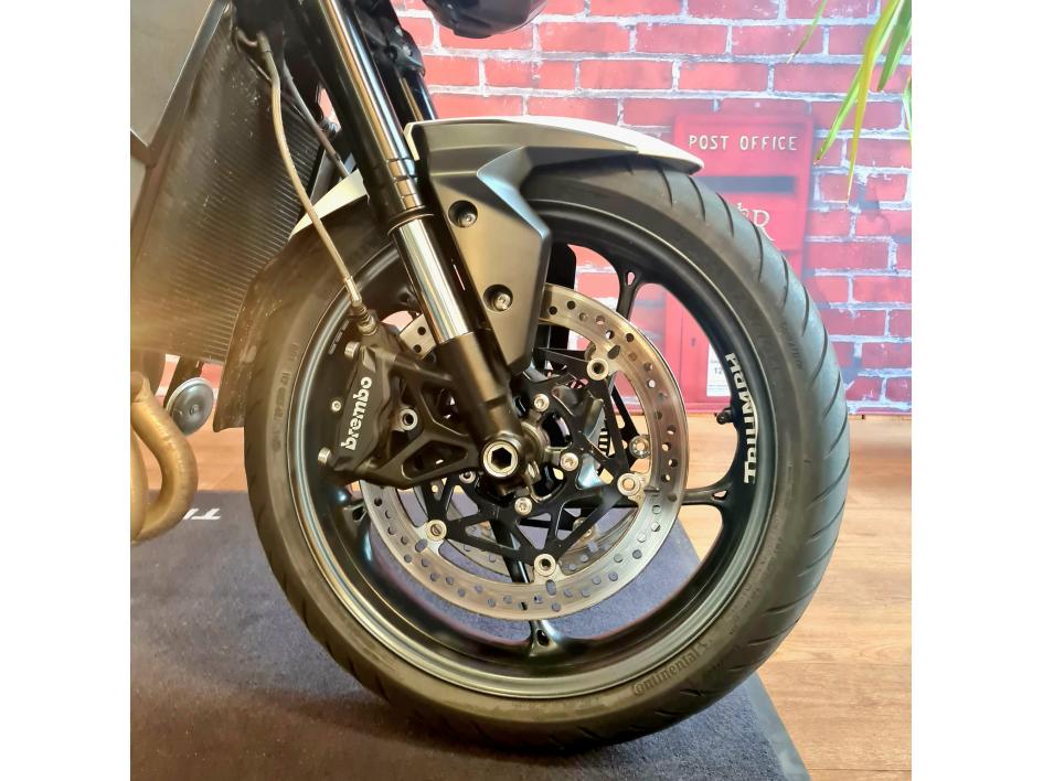 TRIUMPH STREET TRIPLE 765 R