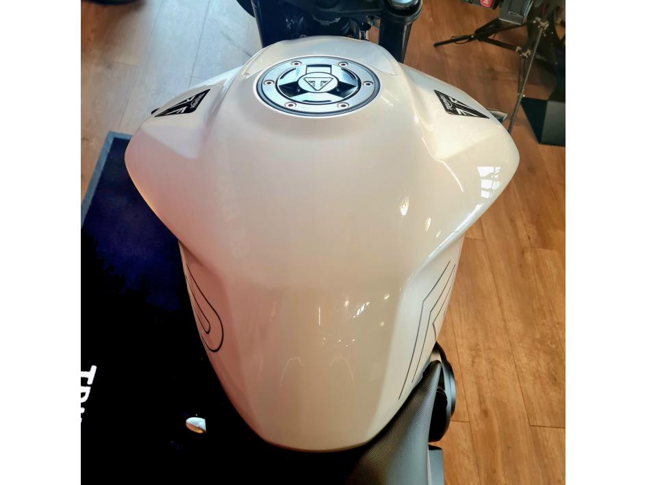 TRIUMPH STREET TRIPLE 765 R