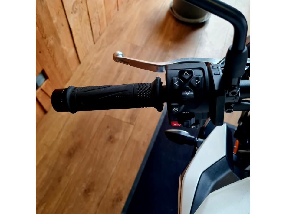 TRIUMPH STREET TRIPLE 765 R