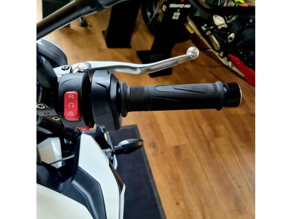 TRIUMPH STREET TRIPLE 765 R