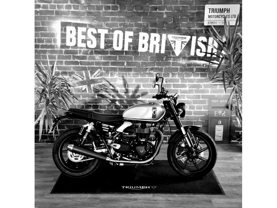 TRIUMPH SPEED TWIN 900