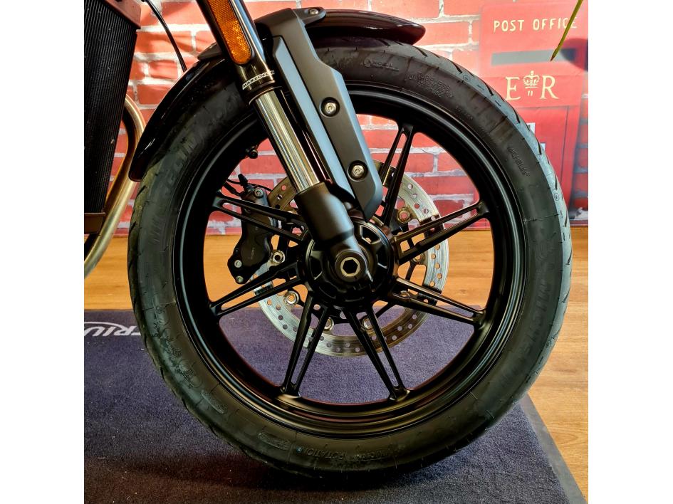 TRIUMPH SPEED TWIN 900