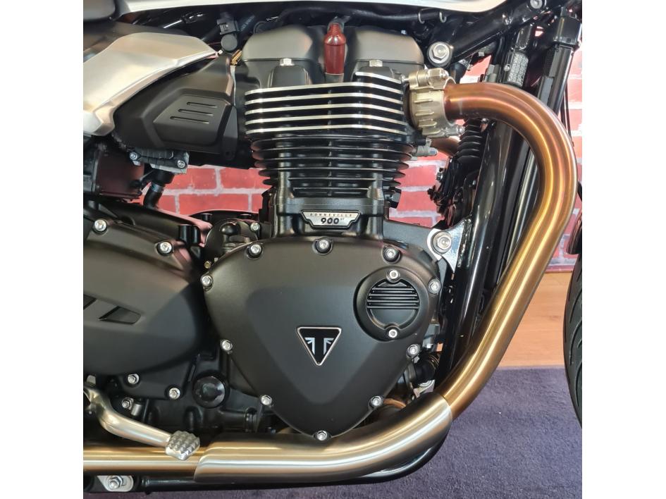 TRIUMPH SPEED TWIN 900