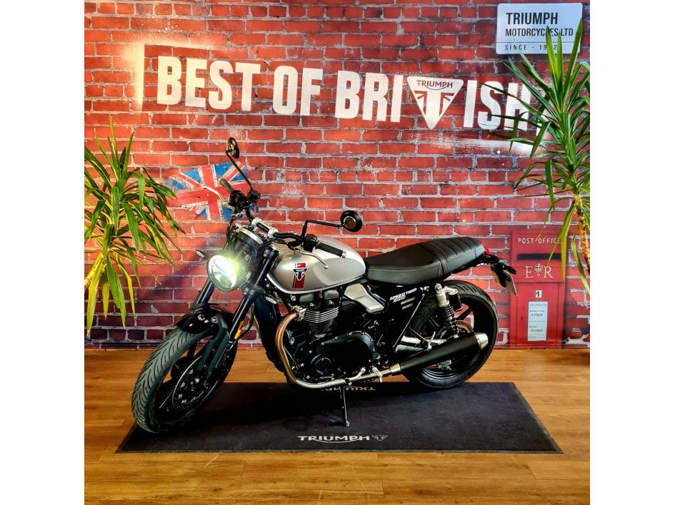 TRIUMPH SPEED TWIN 900