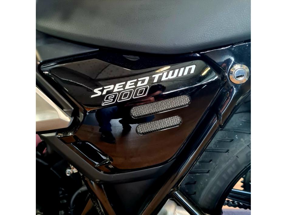TRIUMPH SPEED TWIN 900
