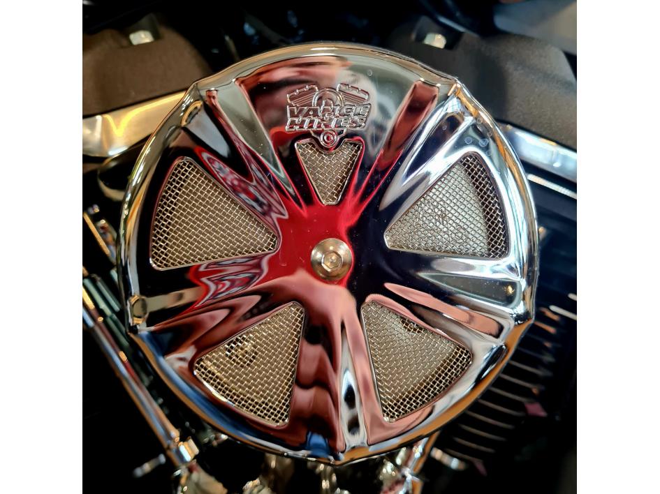 HARLEY-DAVIDSON SOFTAIL STREET BOB 1745