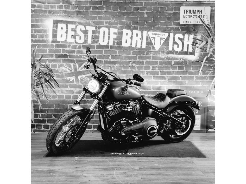 HARLEY-DAVIDSON SOFTAIL STREET BOB 1745