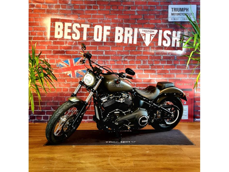 HARLEY-DAVIDSON SOFTAIL STREET BOB 1745