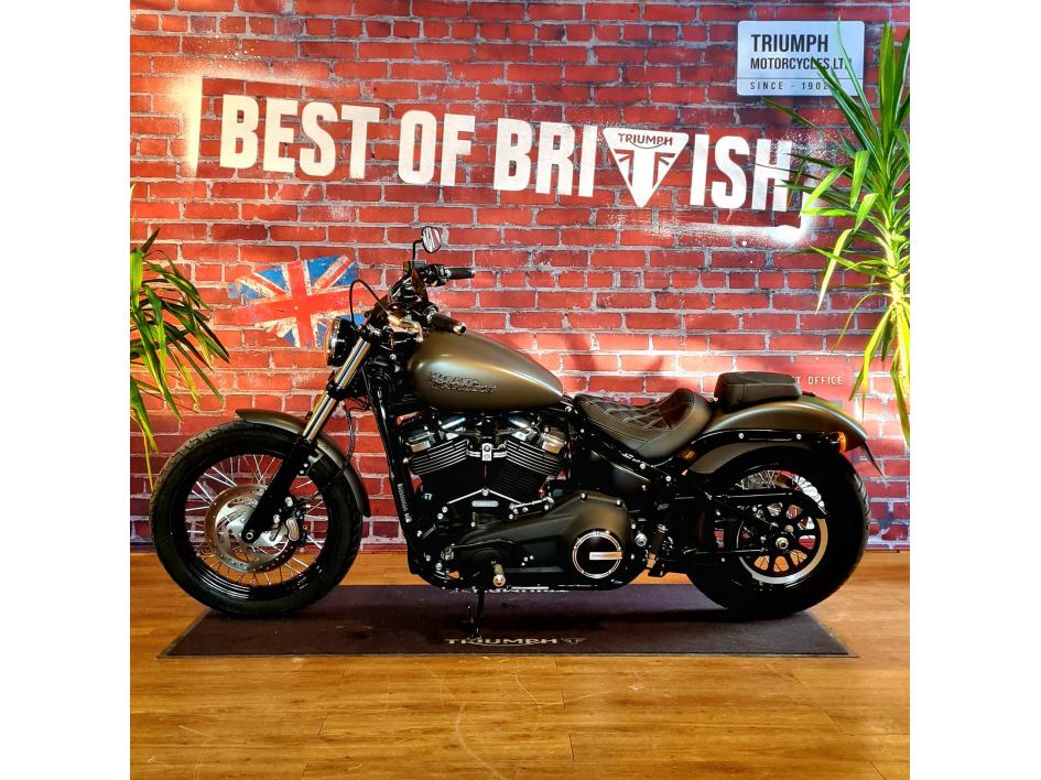 HARLEY-DAVIDSON SOFTAIL STREET BOB 1745