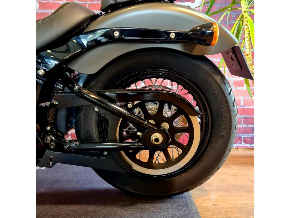 HARLEY-DAVIDSON SOFTAIL STREET BOB 1745