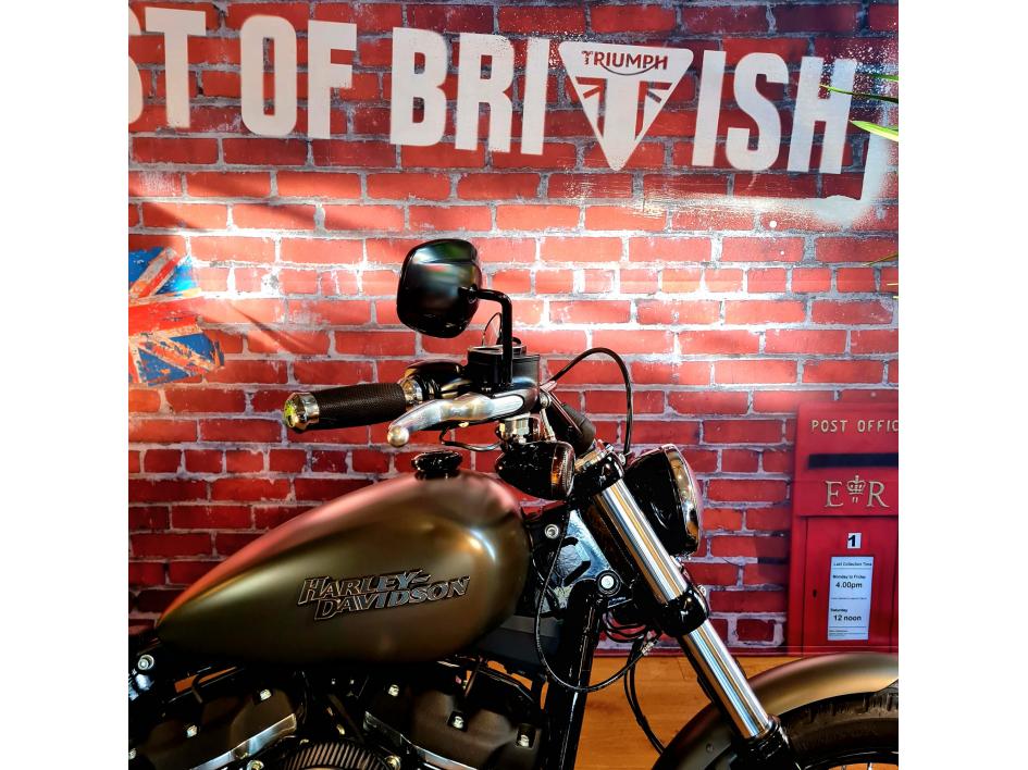 HARLEY-DAVIDSON SOFTAIL STREET BOB 1745