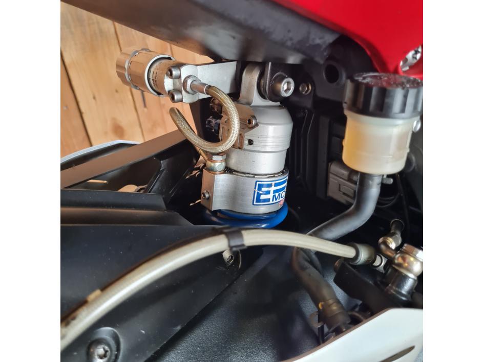 TRIUMPH STREET TRIPLE 675 R (RSV)