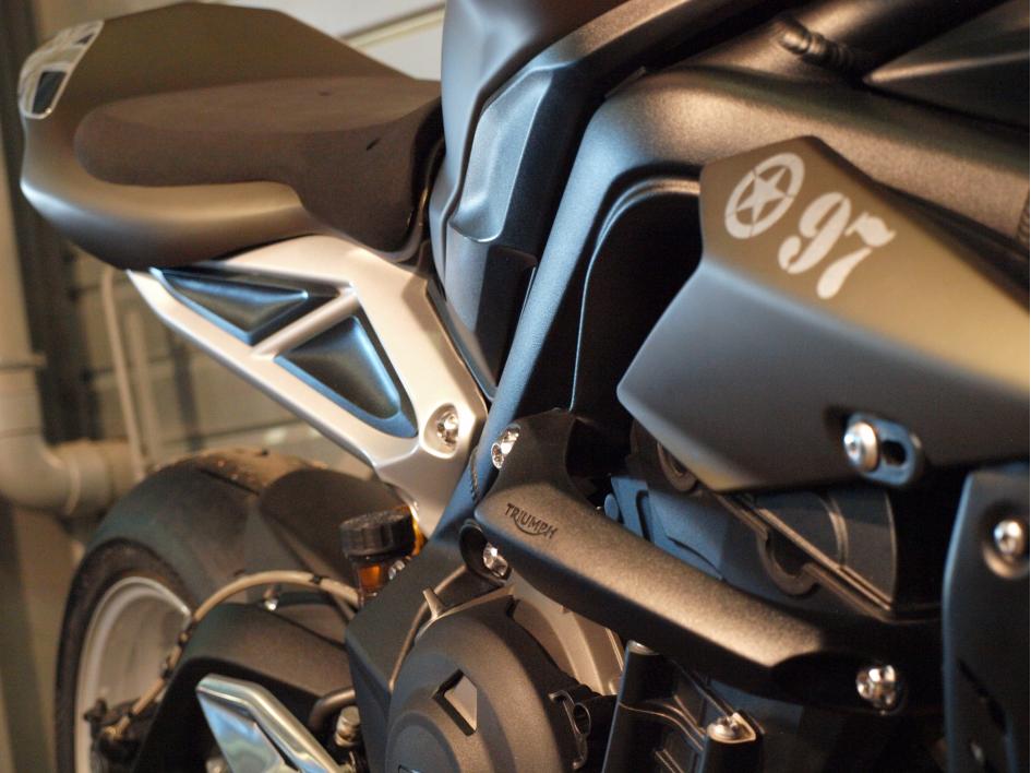 STREET TRIPLE RS ARMY